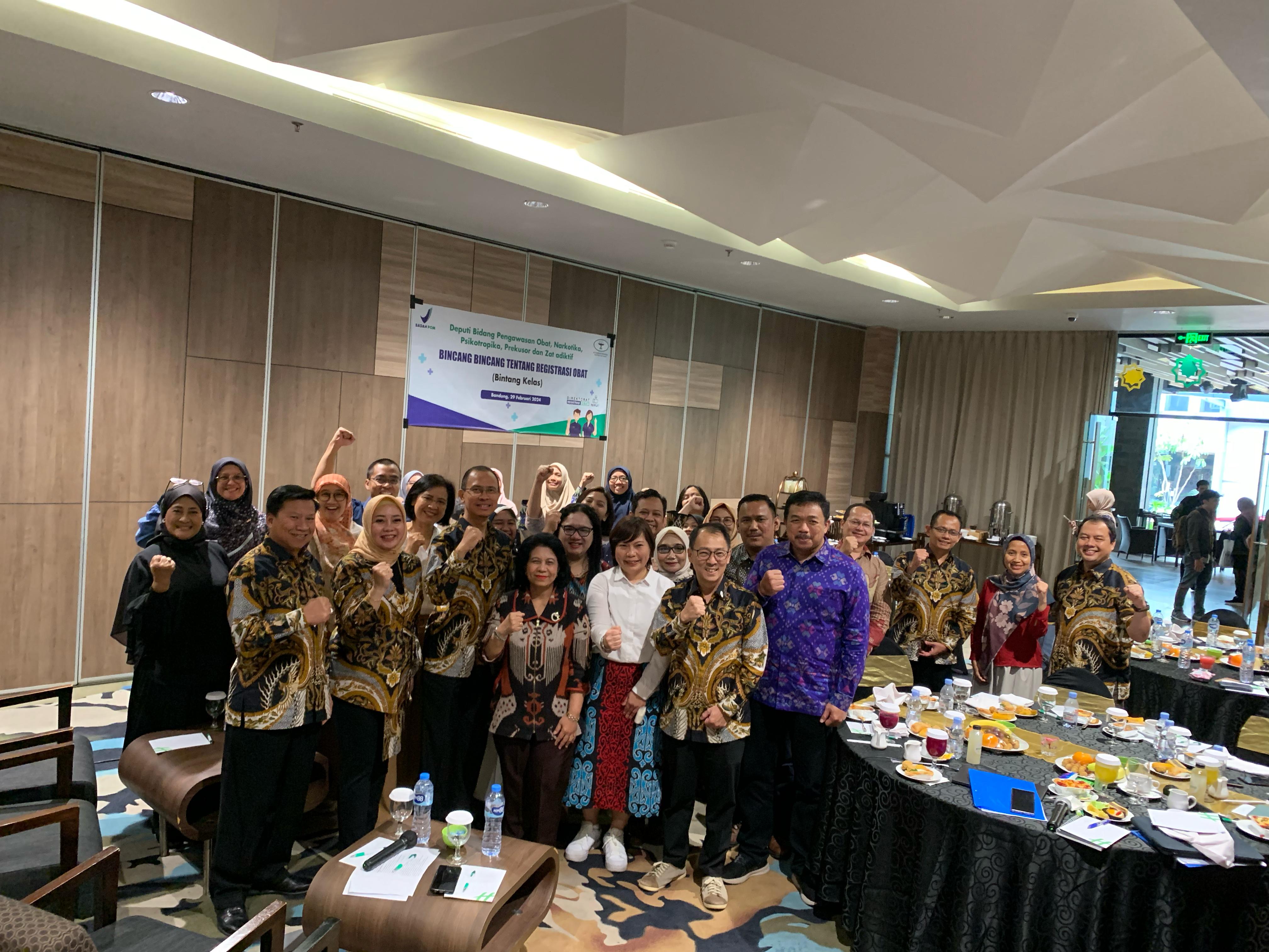 GPFI Provinsi Jawa Barat Memberikasn Apresiasi Kepada Deputi Bidang Pengawasan Obat dan NAPPZA - Direktorar Registrasi Obat